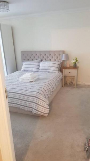 Lovely 2 bedroom flat in the heart of water Wimbledon